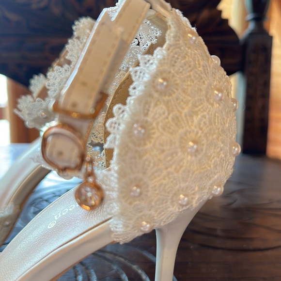 Ivory and pearl high heel lacy shoes. - Picture 3 of 4